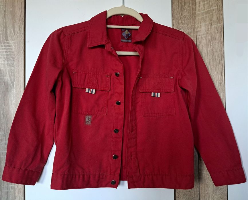 czerwona kurtka jeansowa