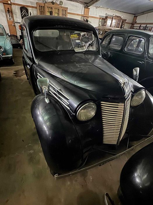 Renault antigo Juvaquatre de 1946