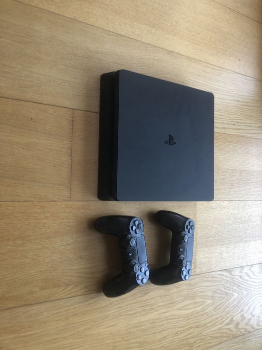 Ps4 com 2 comandos com 2 jogos
