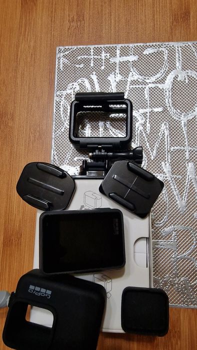 Екшн - камера GoPro Hero 5  отличное состояние , аксессуары.