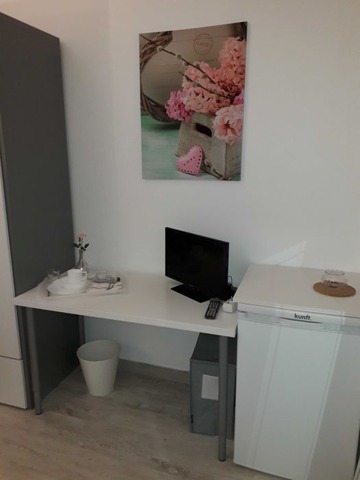 Alugo Quarto  equipado com frigorífico e TV LED no interior