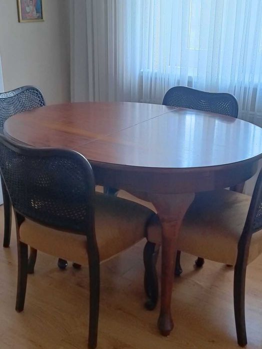 Stół rozkładany z 4 krzesłami w stylu Chippendale