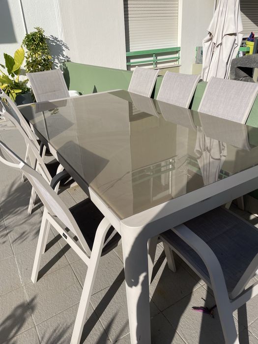 Mesa de exterior com 8 cadeiras