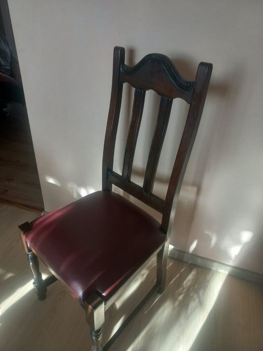 Drewniany stół z krzesłami