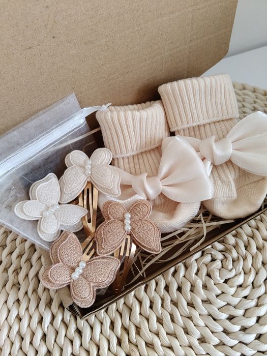 Zestaw dla dziewczynki skarpetki i spinki