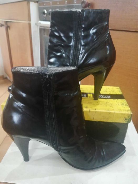 Ботиночки -Турция, лаковые натуральные ,на широкую ножку, размер 39