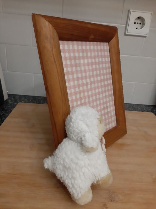 Moldura em madeira com peluche