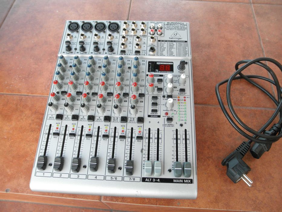 Mikser Behringer Eurorack UB 1204 FX-PRO.  Mixer estradowy.