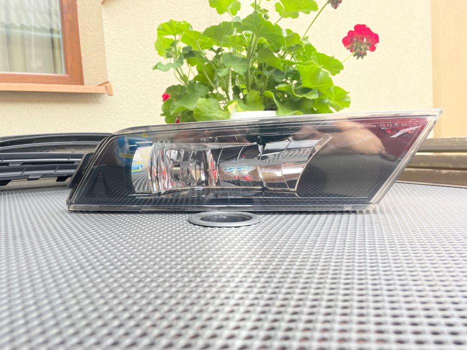 Протитуманна фара права Skoda Superb 3