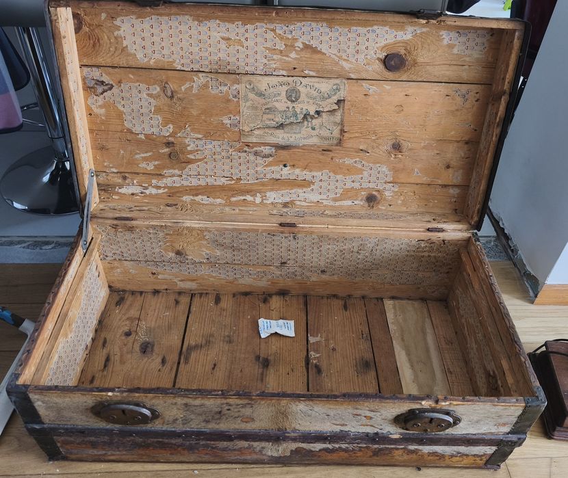 Arca vintage com revestimento de pele