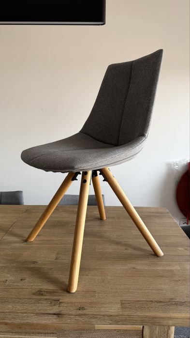 Conjunto de 8 cadeiras de sala — estilo nórdico (La Redoute, 2023)