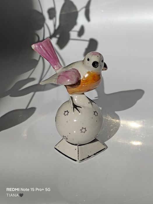 Figurka Ptaszek na kuli  porcelana porcelit PRL vintage Steatyt Katowice