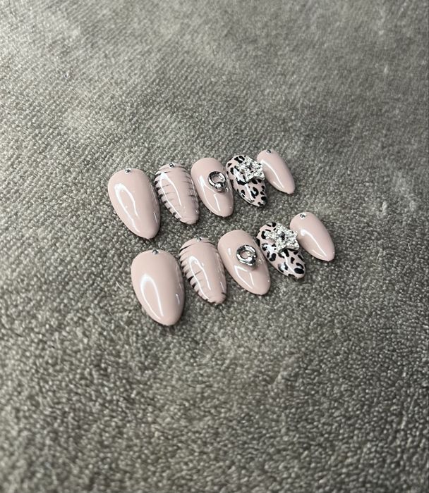Press on nails beżowe z panterką i kolczykami