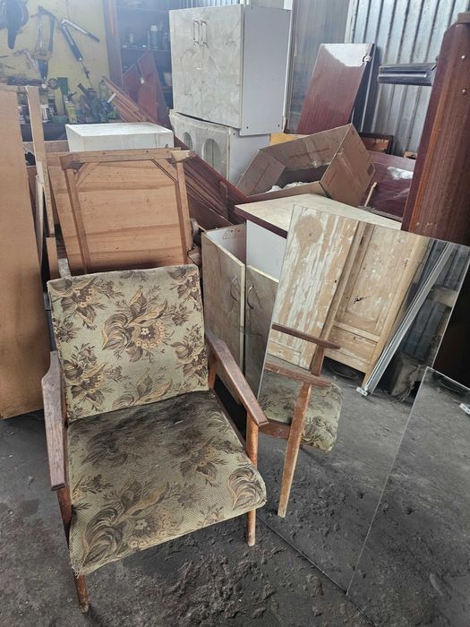 Меблі розібрані старі