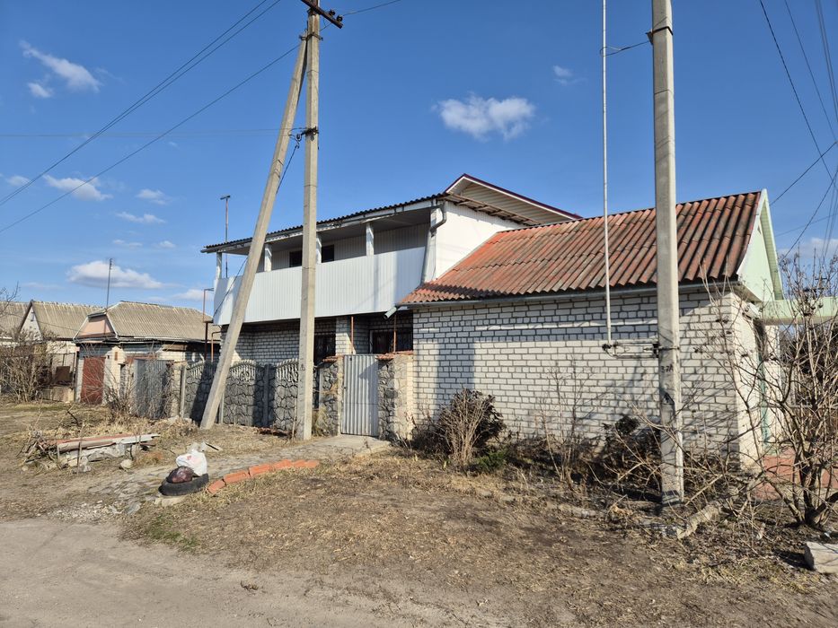 Продам пів будинку район 1 школи