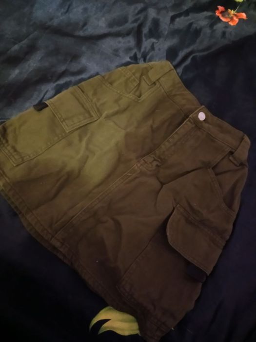 мини-юбка цвета хаки в стиле карго