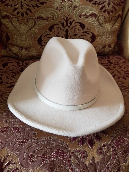 Шляпа с полями светлая