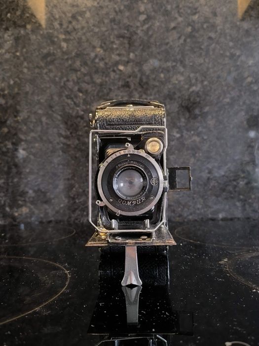 Máquina fotográfica antiga de fole