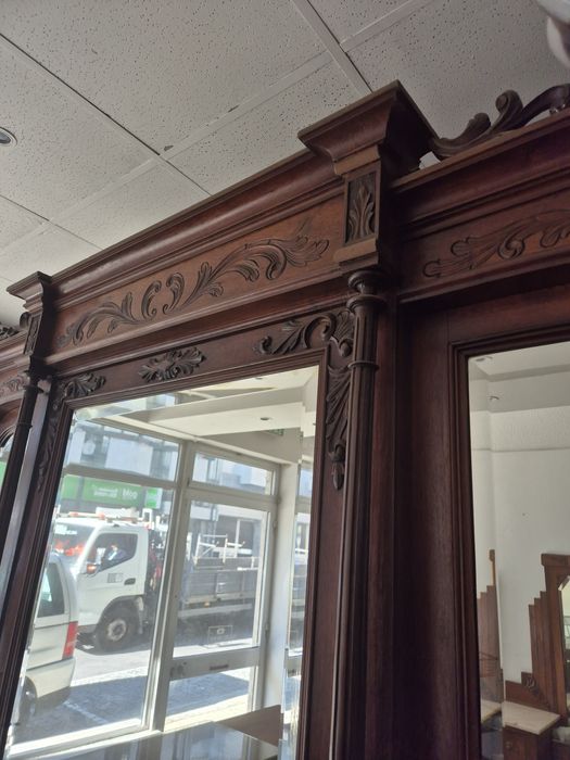 Roupeiro antigo estilo romântico