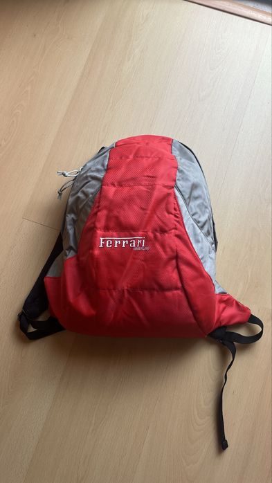 Mochila vermelha Ferrari (NOVO)