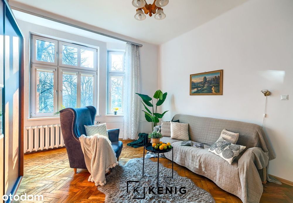 W kamienicy, z balkonem i miejscem parkingowym