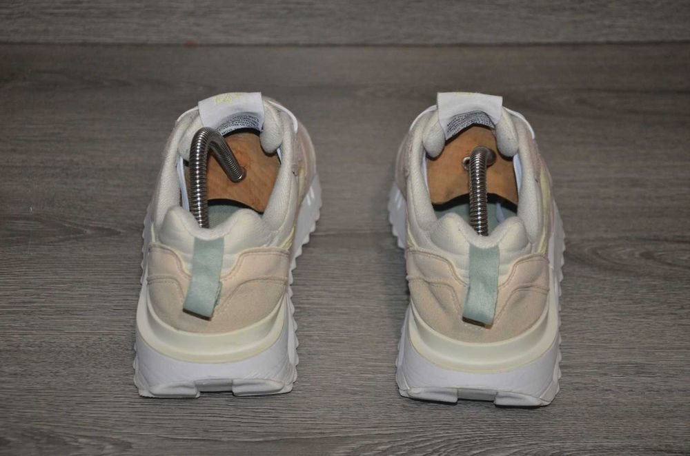 Продам кросівки Фірма Nike Air Max Dawn .