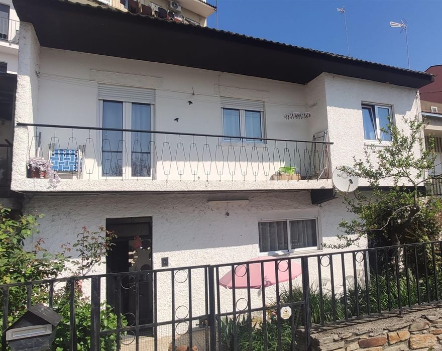 Moradia V4 com excelente potencial, com possibilidade de criação de 2 apartamentos independentes