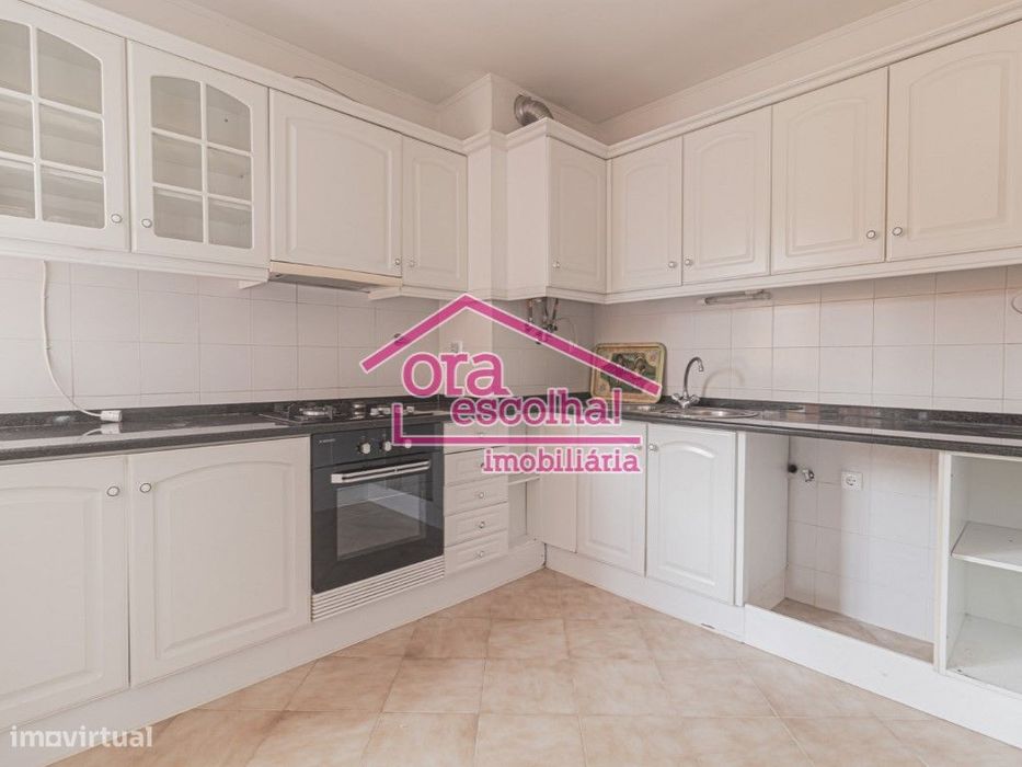Apartamento T3 de 1998 com 95 m2 e Arrecadação individual em Campol...