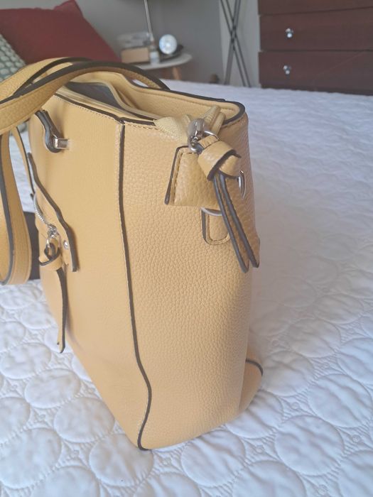 Duża torebka  firmy LCredi w pięknym żółtym kolorze