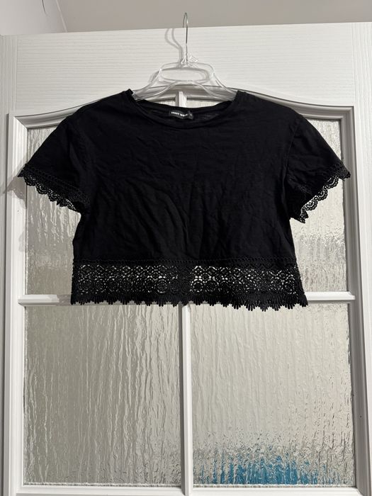 Czarny crop top z koronką