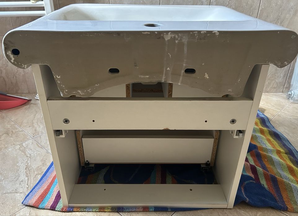 Umuwalka 60 cm z szafka wiszaca