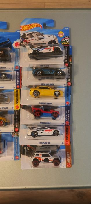 Hot Wheels BMW Nissan i inne Case K