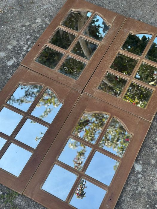 Espelho grande feito de janelas