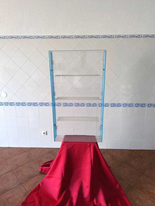 Móvel em acrílico fechado