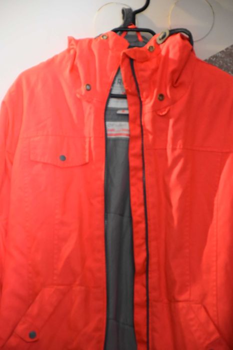 Długa kurtka na snowboard firmy Cropp