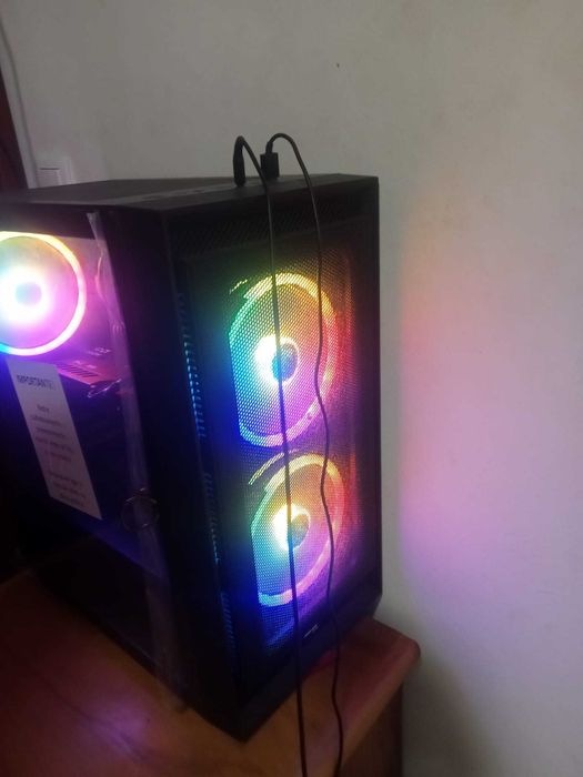 Computador Gaming 32gbram 1TB Processador AMD Ryzen 5 8400F 6-Core Processor (4.20 GHz) RAM instalada 32,0 GB Placa gráfica AMD Radeon RX 9060 (8 GB)