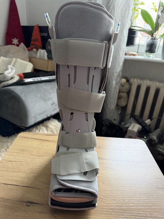 Orteza sztywna na golen.