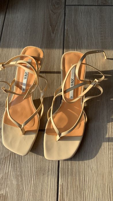 Босоніжки від Zara
