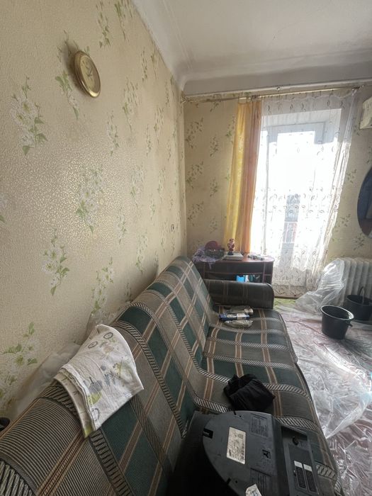 Продаж кімнати в 3 кімнатній квартирі