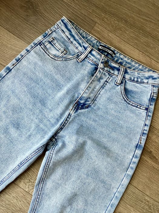 Джинси кльош від коліна