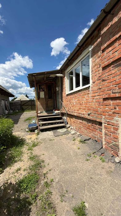 Продам крепкий дом в центре с. Буды (ул. Сковороды)