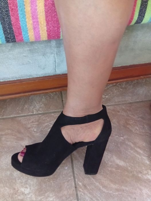 Par de sandálias salto alto