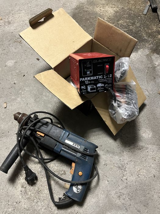 Carregadore de batarias novo e uma maquina de furare usada