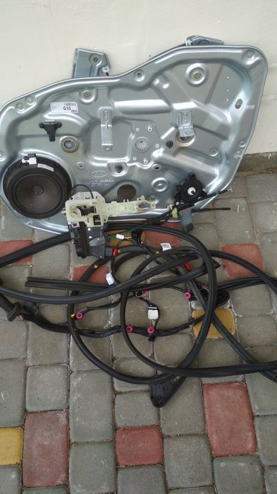 Двері передні праві, склопідйомник ,скло і тд, для КІА СОРЕНТО 2