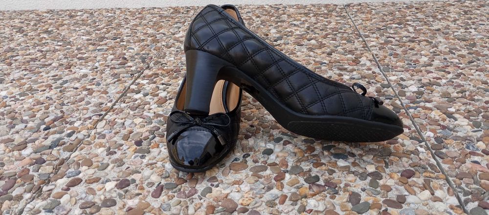 Sapato GEOX muito elegante em pele preta com lacinho