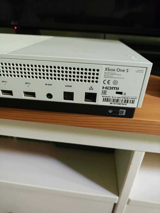 Sprzedam Xbox One S 1TB z padem i zestawem 8 gier