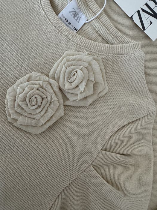 Лонгслів в рубчик із аплікацією квітів від Zara