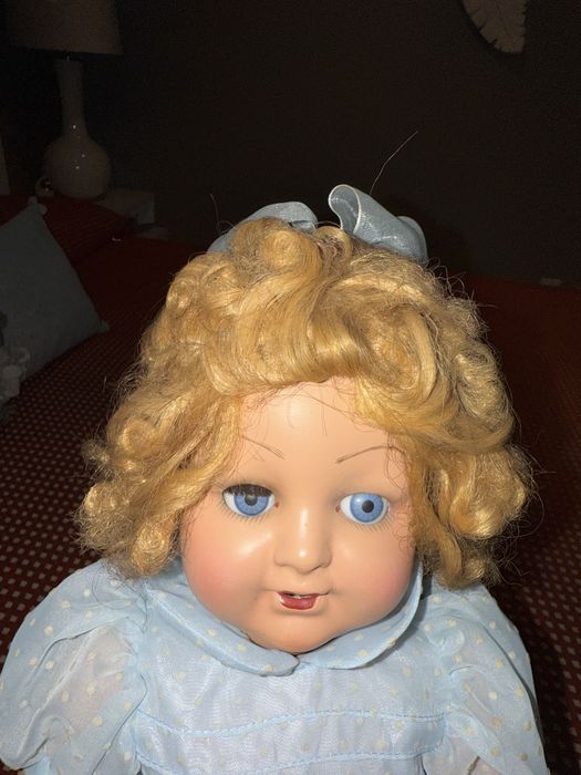 Boneca europeia em massa composta com movimento de cabeça