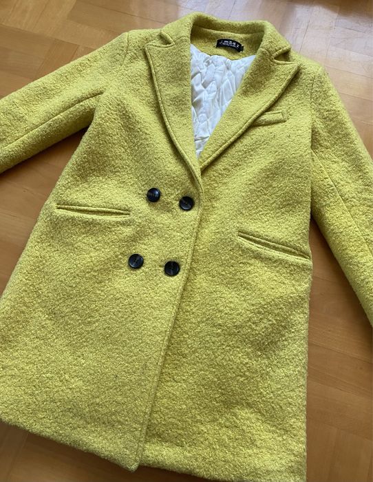 Cytrynowy płaszcz damski na zimę