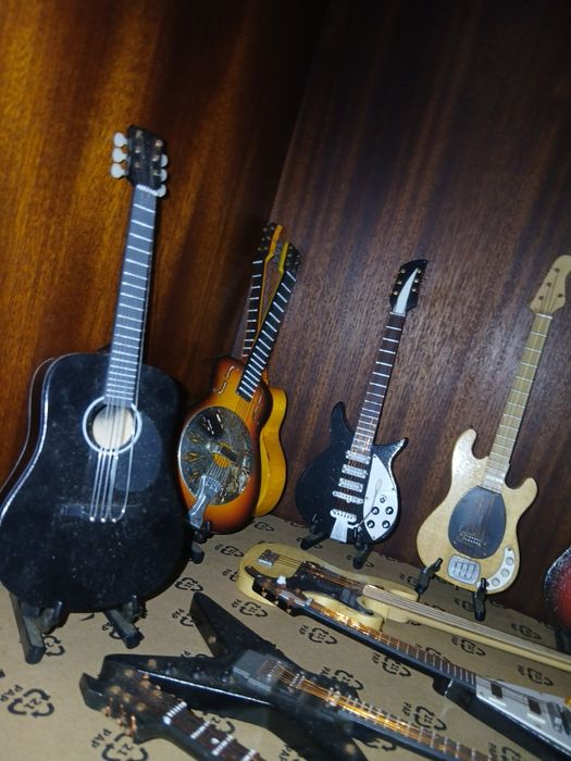 Colecao 24 minitura de viola e guitarra  por 200 €